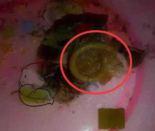 Kinh hoàng phát hiện bao cao su trong suất cơm của học sinh ảnh 1