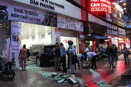 Ô tô 'điên' lao vào bốn xe máy, bốn người nguy kịch ảnh 1