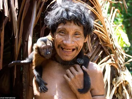 Bộ tộc kỳ lạ: Nhận động vật hoang dã làm con ảnh 3 Bộ tộc kỳ lạ: Nhận động vật hoang dã làm con ảnh 3