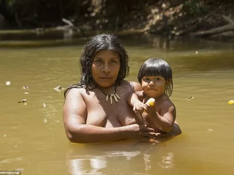 Bộ tộc kỳ lạ: Nhận động vật hoang dã làm con ảnh 1 Bộ tộc kỳ lạ: Nhận động vật hoang dã làm con ảnh 1