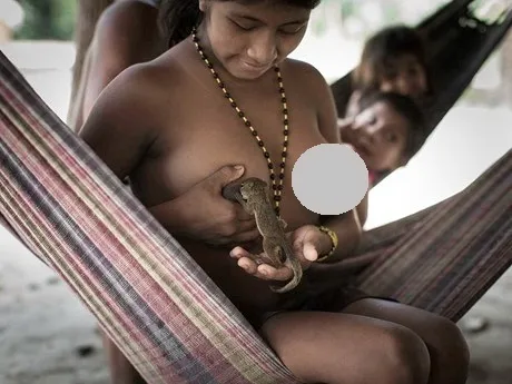 Bộ tộc kỳ lạ: Nhận động vật hoang dã làm con ảnh 10 Bộ tộc kỳ lạ: Nhận động vật hoang dã làm con ảnh 10