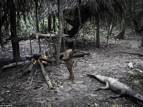 Bộ tộc kỳ lạ: Nhận động vật hoang dã làm con ảnh 6 Bộ tộc kỳ lạ: Nhận động vật hoang dã làm con ảnh 6