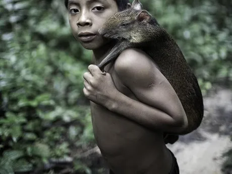 Bộ tộc kỳ lạ: Nhận động vật hoang dã làm con ảnh 8 Bộ tộc kỳ lạ: Nhận động vật hoang dã làm con ảnh 8