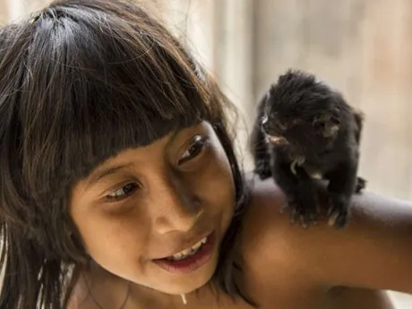 Bộ tộc kỳ lạ: Nhận động vật hoang dã làm con ảnh 9 Bộ tộc kỳ lạ: Nhận động vật hoang dã làm con ảnh 9