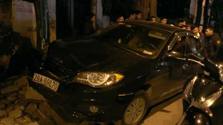 'Xe điên' tông hàng loạt xe máy, ba người bị thương nặng ảnh 1 'Xe điên' tông hàng loạt xe máy, ba người bị thương nặng ảnh 1