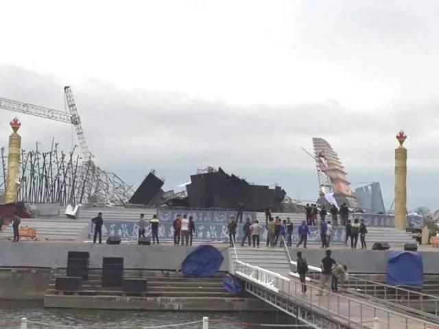 Sập sân khấu, nhiều người hoảng loạn ảnh 1