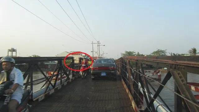 Thót tim qua những cây cầu chờ sập ở TP.HCM ảnh 1