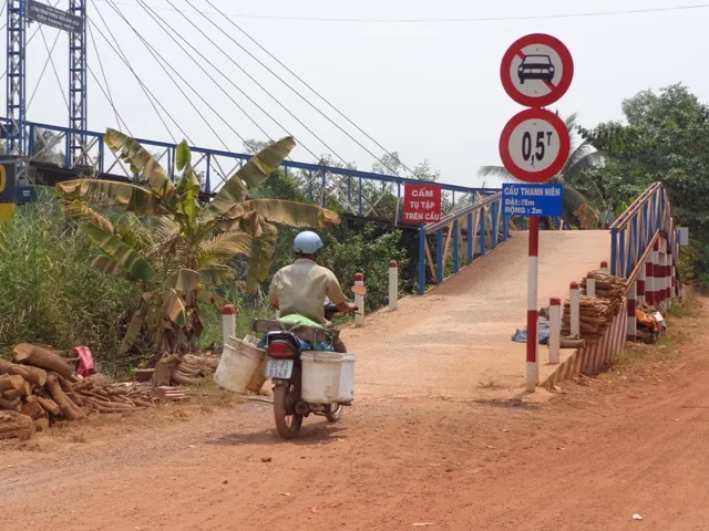 Thót tim qua những cây cầu chờ sập ở TP.HCM ảnh 11