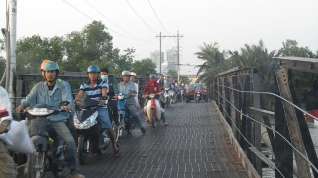 Thót tim qua những cây cầu chờ sập ở TP.HCM ảnh 3