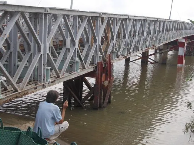 Thót tim qua những cây cầu chờ sập ở TP.HCM ảnh 5