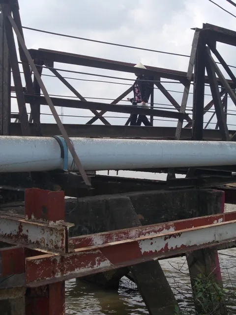 Thót tim qua những cây cầu chờ sập ở TP.HCM ảnh 6