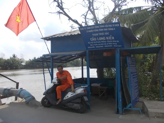 Thót tim qua những cây cầu chờ sập ở TP.HCM ảnh 2