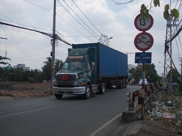 Thót tim qua những cây cầu chờ sập ở TP.HCM ảnh 8