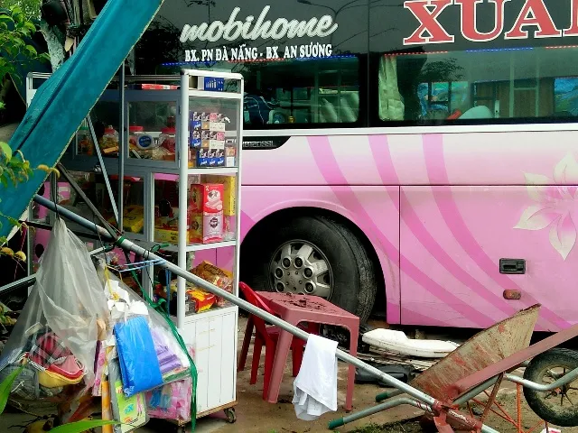 Né xe tải gặp nạn, xe khách lao thẳng vào nhà dân ảnh 1 Né xe tải gặp nạn, xe khách lao thẳng vào nhà dân ảnh 1