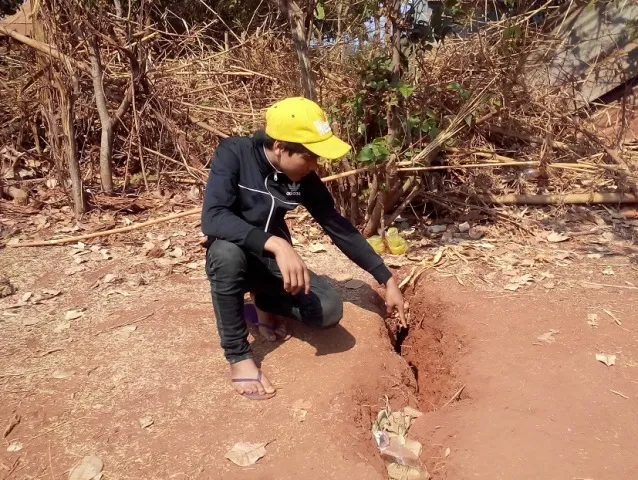 Dân hoang mang vì đất nứt bất thường ảnh 1 Dân hoang mang vì đất nứt bất thường ảnh 1