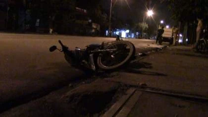 Một người nước ngoài lái ô tô gây tai nạn rồi bỏ chạy ảnh 1