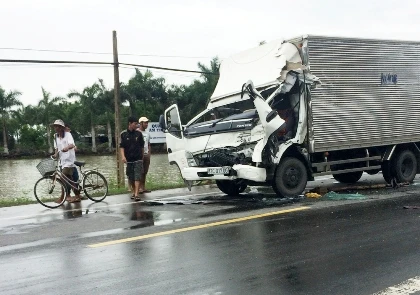 Hai xe tải tông nhau, 1 tài xế tử vong trong cabin ảnh 1
