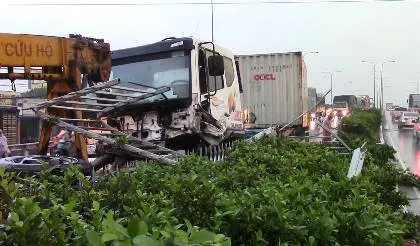 Container cày nát dải phân cách, 2 người thoát chết ảnh 1 Container cày nát dải phân cách, 2 người thoát chết ảnh 1