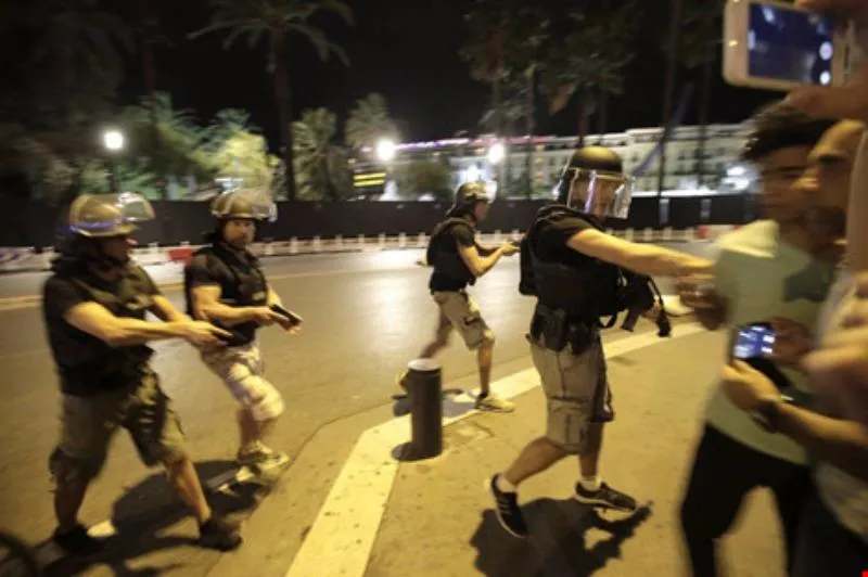 Ảnh: Toàn cảnh vụ tấn công bằng xe tải đẫm máu tại Pháp ảnh 3