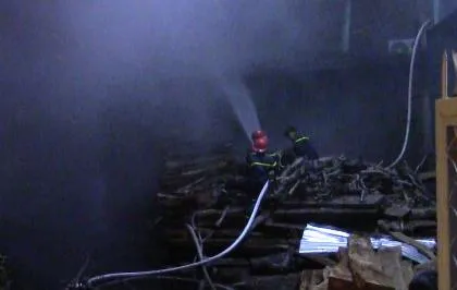 Cháy lớn tại xưởng gỗ, cả khu phố náo loạn ảnh 1 Cháy lớn tại xưởng gỗ, cả khu phố náo loạn ảnh 1