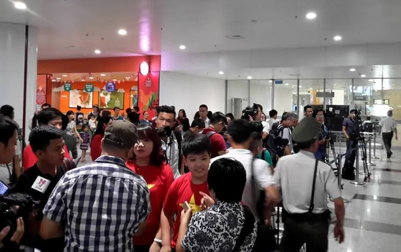 Hoàng Xuân Vinh chật vật thoát khỏi 'vòng vây' người hâm mộ ảnh 7