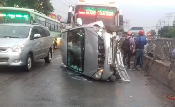 Tránh xe máy chạy ẩu, xe du lịch lật giữa đường ảnh 1