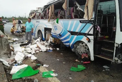 Xe khách đâm dải phân cách, 1 hành khách tử vong ảnh 1 Xe khách đâm dải phân cách, 1 hành khách tử vong ảnh 1