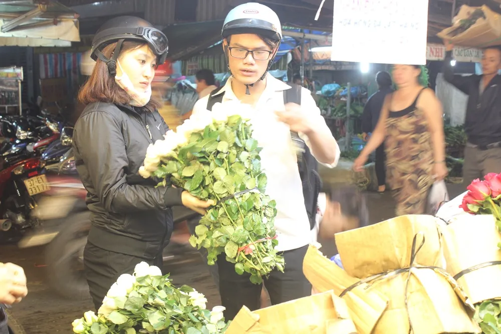 Trước ngày 8-3, chợ hoa Hồ Thị Kỷ có gì hấp dẫn? ảnh 11 Trước ngày 8-3, chợ hoa Hồ Thị Kỷ có gì hấp dẫn? ảnh 11