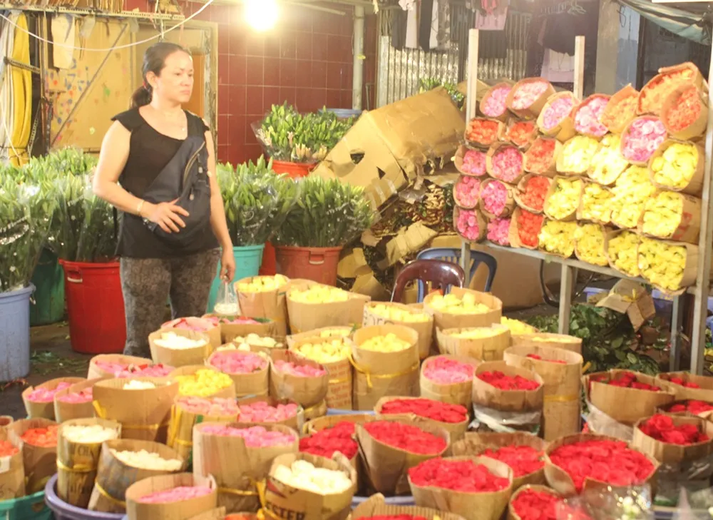 Trước ngày 8-3, chợ hoa Hồ Thị Kỷ có gì hấp dẫn? ảnh 10 Trước ngày 8-3, chợ hoa Hồ Thị Kỷ có gì hấp dẫn? ảnh 10