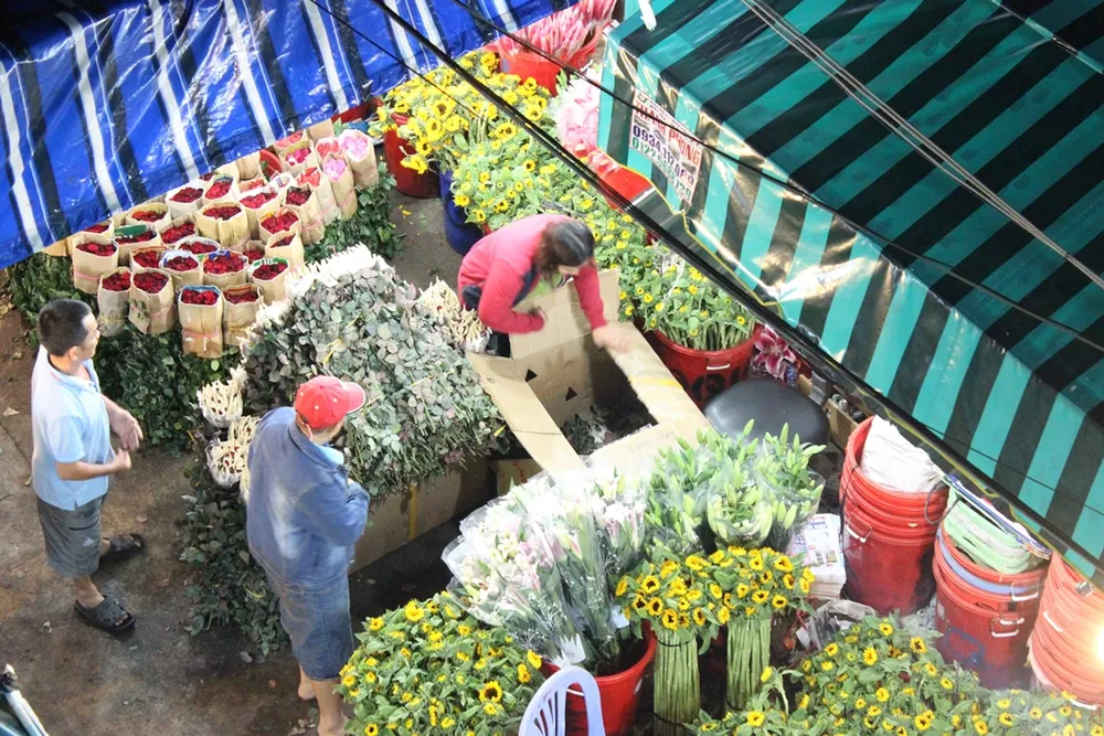 Trước ngày 8-3, chợ hoa Hồ Thị Kỷ có gì hấp dẫn? ảnh 4 Trước ngày 8-3, chợ hoa Hồ Thị Kỷ có gì hấp dẫn? ảnh 4