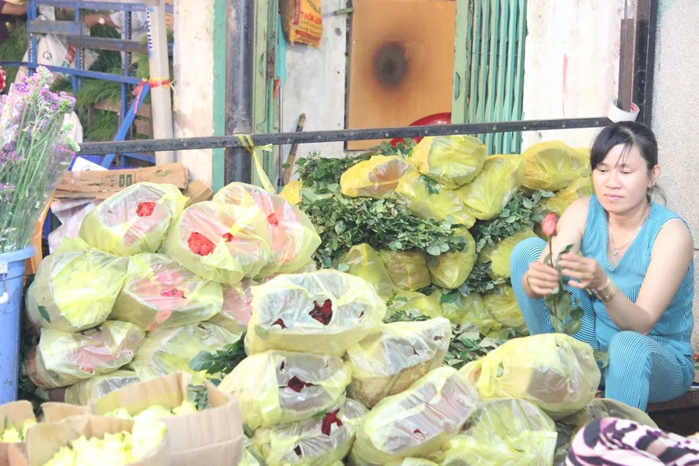 Trước ngày 8-3, chợ hoa Hồ Thị Kỷ có gì hấp dẫn? ảnh 5 Trước ngày 8-3, chợ hoa Hồ Thị Kỷ có gì hấp dẫn? ảnh 5