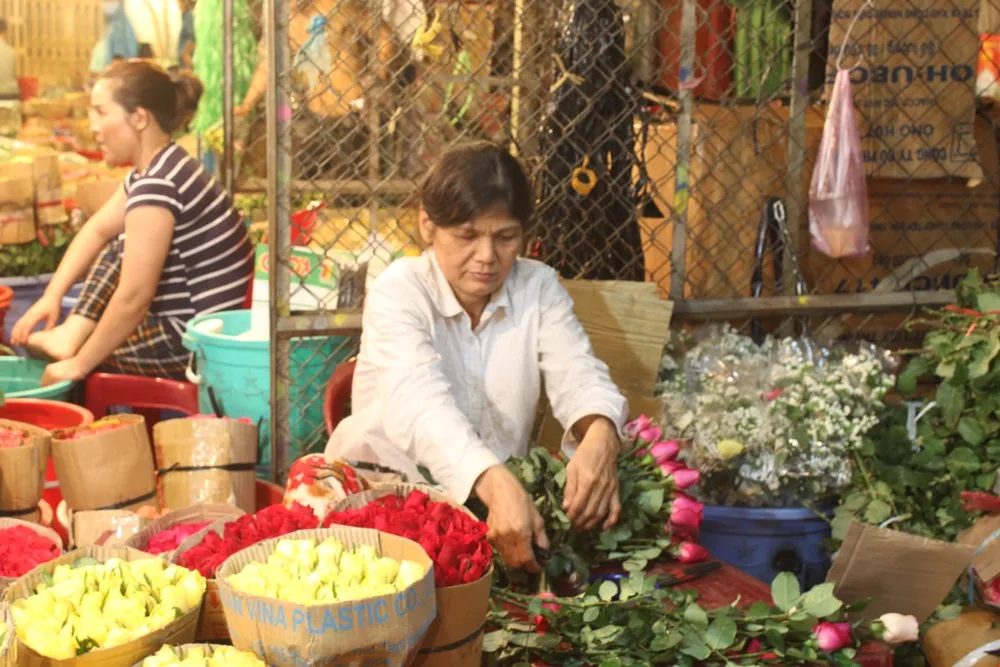 Trước ngày 8-3, chợ hoa Hồ Thị Kỷ có gì hấp dẫn? ảnh 7 Trước ngày 8-3, chợ hoa Hồ Thị Kỷ có gì hấp dẫn? ảnh 7