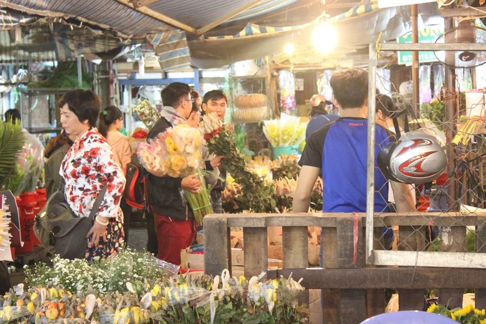 Trước ngày 8-3, chợ hoa Hồ Thị Kỷ có gì hấp dẫn? ảnh 8 Trước ngày 8-3, chợ hoa Hồ Thị Kỷ có gì hấp dẫn? ảnh 8