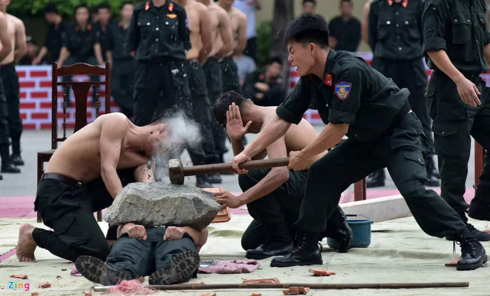 Sinh viên cảnh sát biểu diễn võ thuật, giải cứu con tin ảnh 6