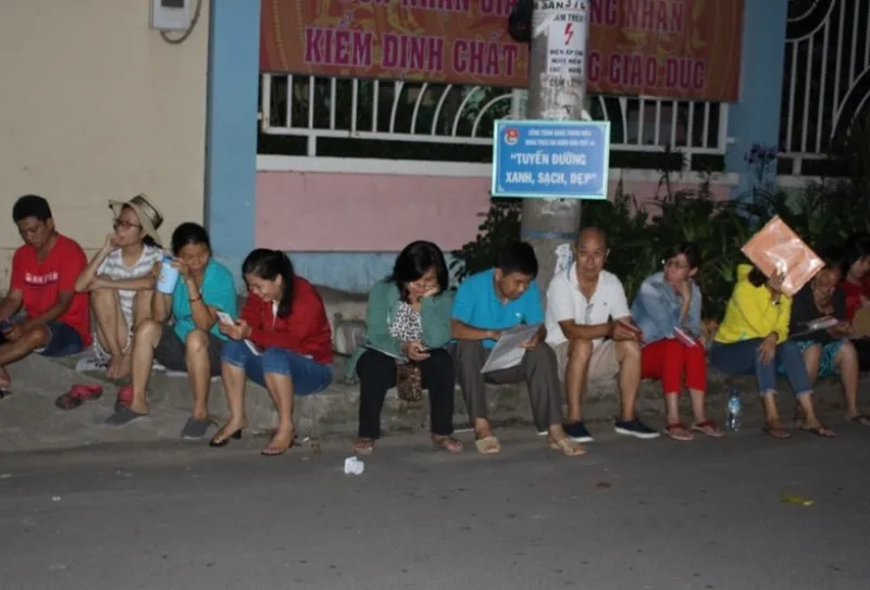 Vụ thức trắng đêm chờ nộp hồ sơ: Hiệu trưởng nói gì? ảnh 1