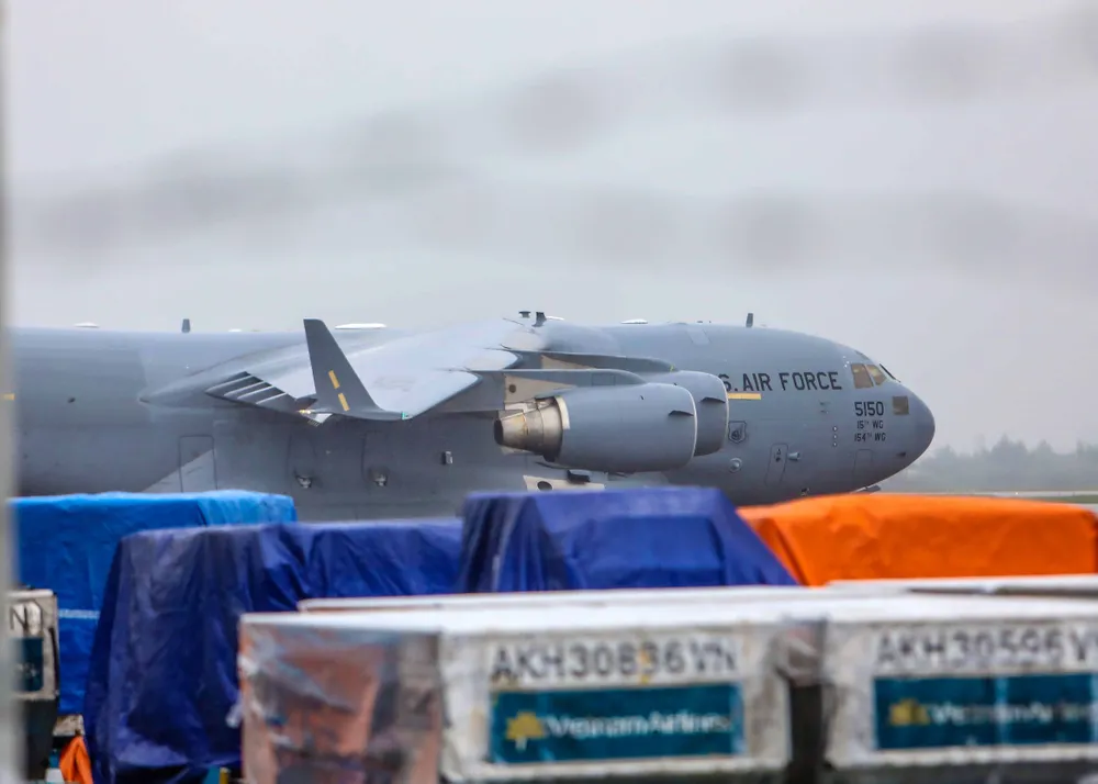 Cận cảnh máy bay C17 của Mỹ ở sân bay Đà Nẵng ảnh 1