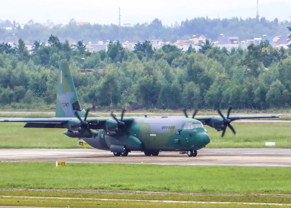 Máy bay C-130 Hàn Quốc đưa siêu xe đến sân bay Đà Nẵng ảnh 5 Máy bay C-130 Hàn Quốc đưa siêu xe đến sân bay Đà Nẵng ảnh 5