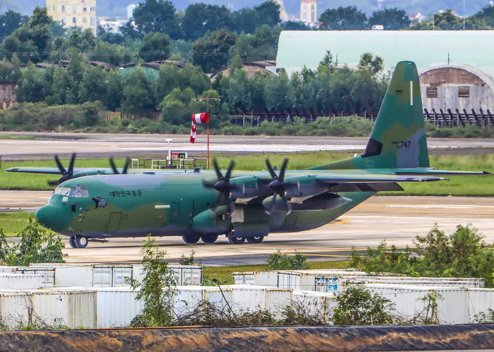 Máy bay C-130 Hàn Quốc đưa siêu xe đến sân bay Đà Nẵng ảnh 4