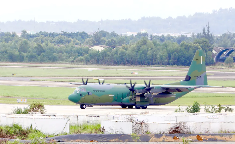 Máy bay C-130 Hàn Quốc đưa siêu xe đến sân bay Đà Nẵng ảnh 1