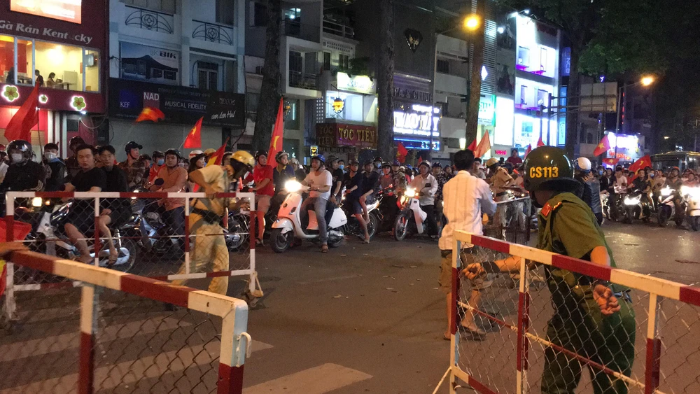 TP.HCM phong tỏa đường,giải tán người ăn mừng quá khích ảnh 1