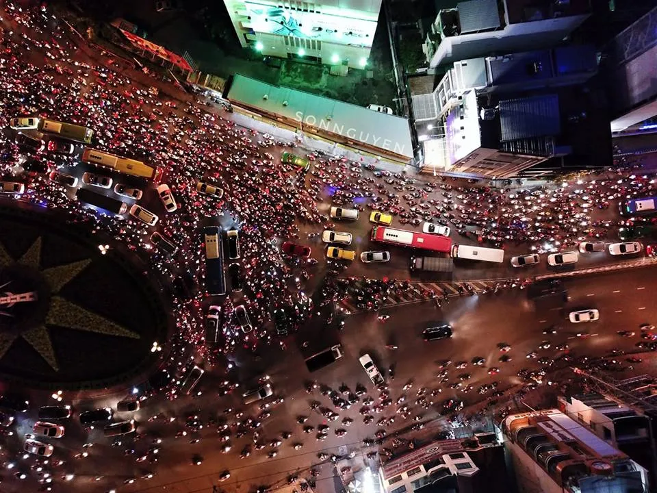 Cả nước ra đường ăn mừng chiến thắng của U23 Việt Nam ảnh 2 Cả nước ra đường ăn mừng chiến thắng của U23 Việt Nam ảnh 2