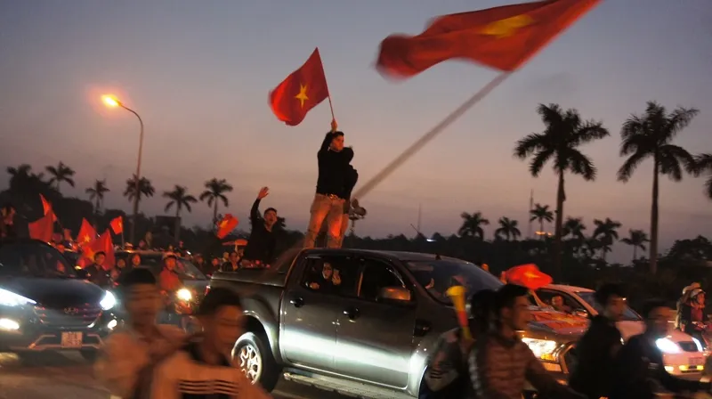 Cả nước ra đường ăn mừng chiến thắng của U23 Việt Nam ảnh 11