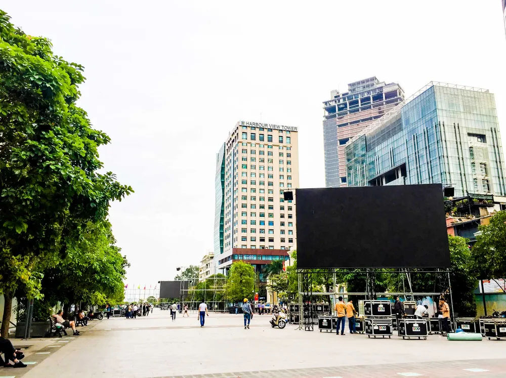 Lắp đặt xong 10 màn hình 'khủng' ở phố đi bộ Nguyễn Huệ ảnh 1