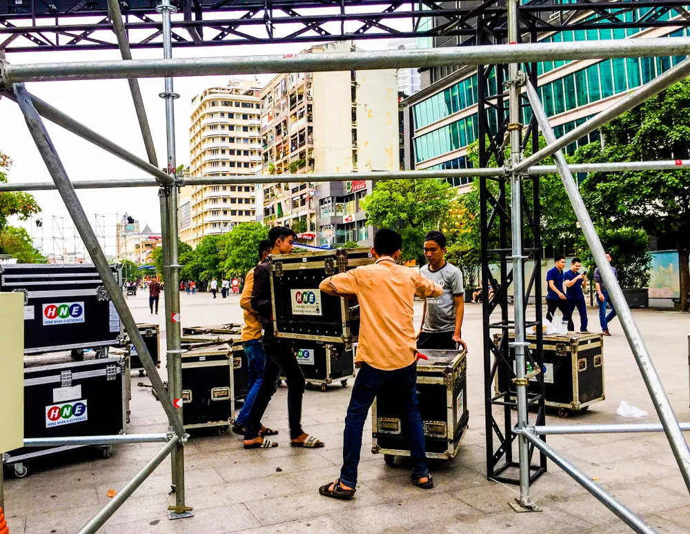 Lắp đặt xong 10 màn hình 'khủng' ở phố đi bộ Nguyễn Huệ ảnh 3