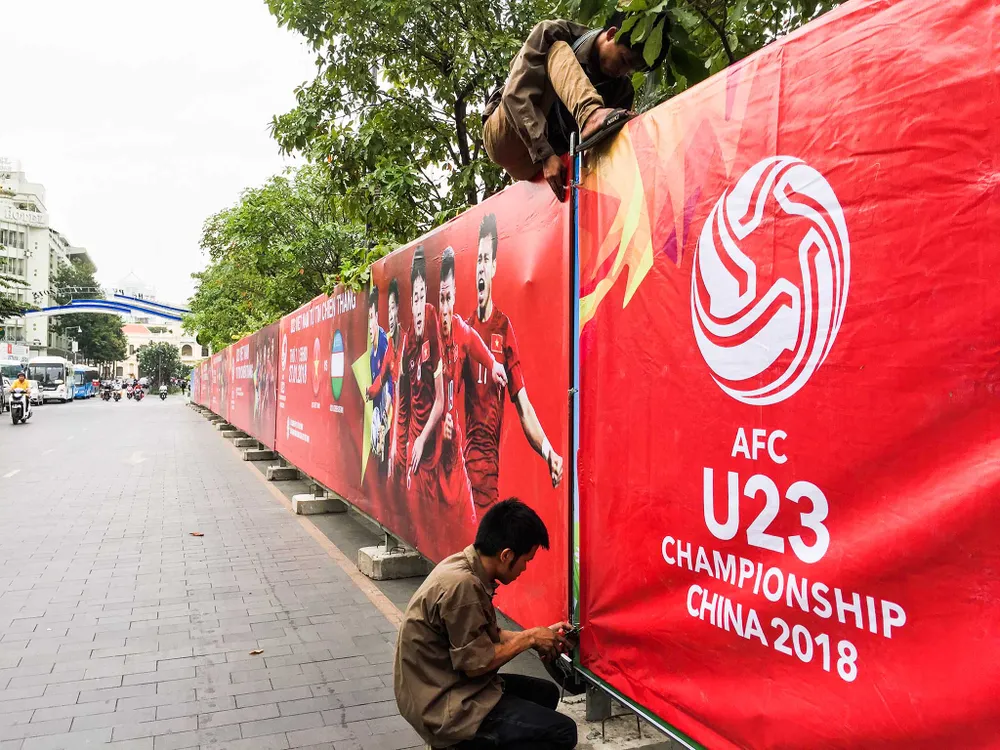 Lắp đặt xong 10 màn hình 'khủng' ở phố đi bộ Nguyễn Huệ ảnh 8