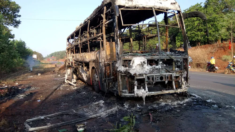 Xe chở hàng chục người cháy trơ khung ở Bình Phước ảnh 1