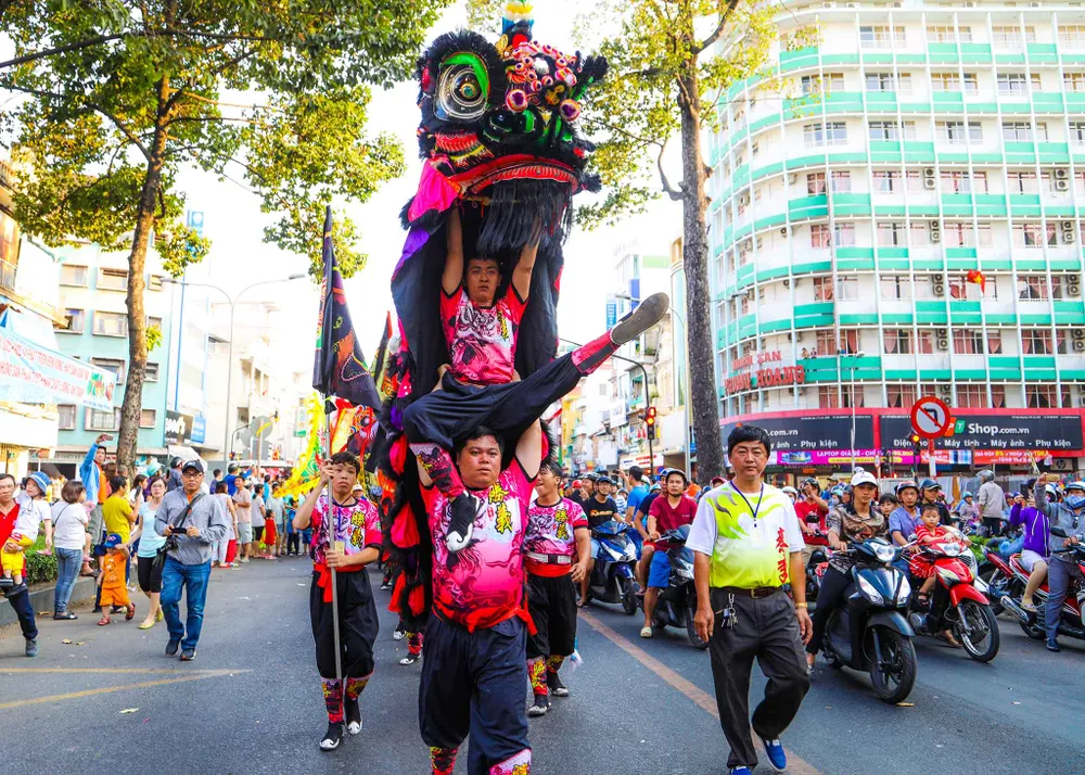 Phố người Hoa đông nghịt người trong Tết nguyên tiêu ảnh 4