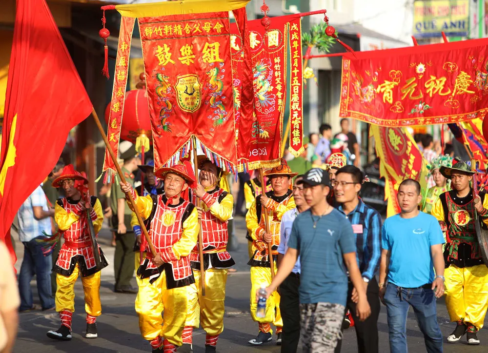 Phố người Hoa đông nghịt người trong Tết nguyên tiêu ảnh 2