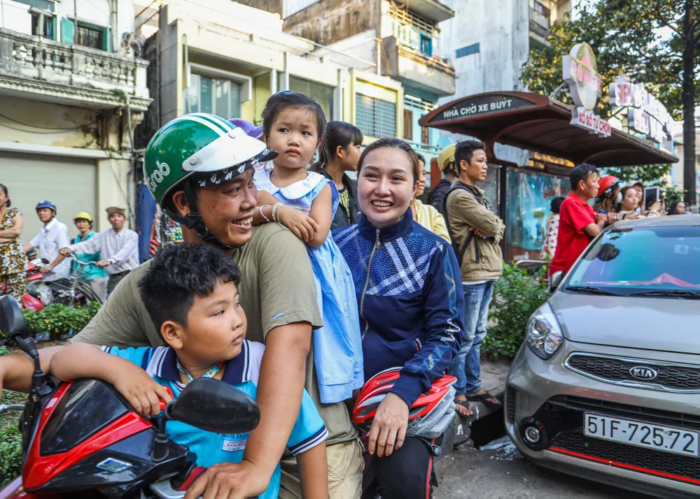 Phố người Hoa đông nghịt người trong Tết nguyên tiêu ảnh 10