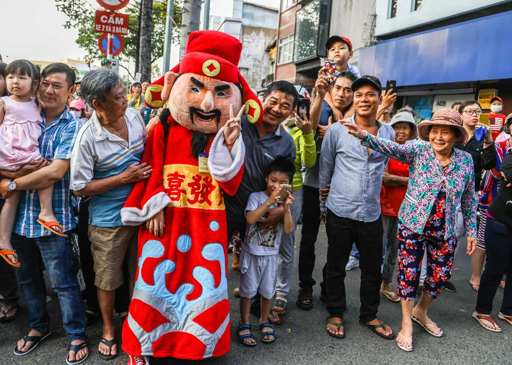 Phố người Hoa đông nghịt người trong Tết nguyên tiêu ảnh 13
